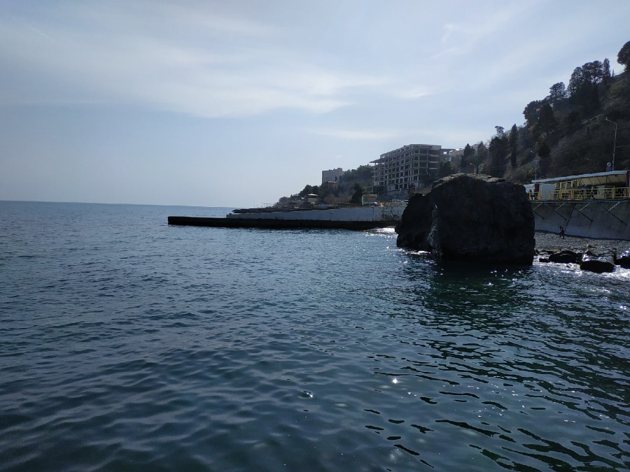 Черновские камни в Алуште на пляже Профессорского уголка 